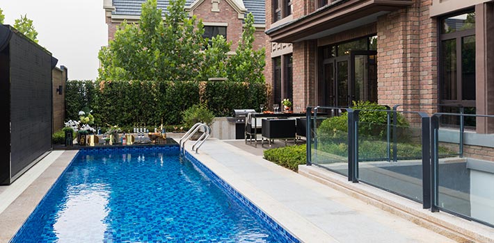 什么樣的泳池設(shè)備才能滿(mǎn)足游泳池常年恒溫？